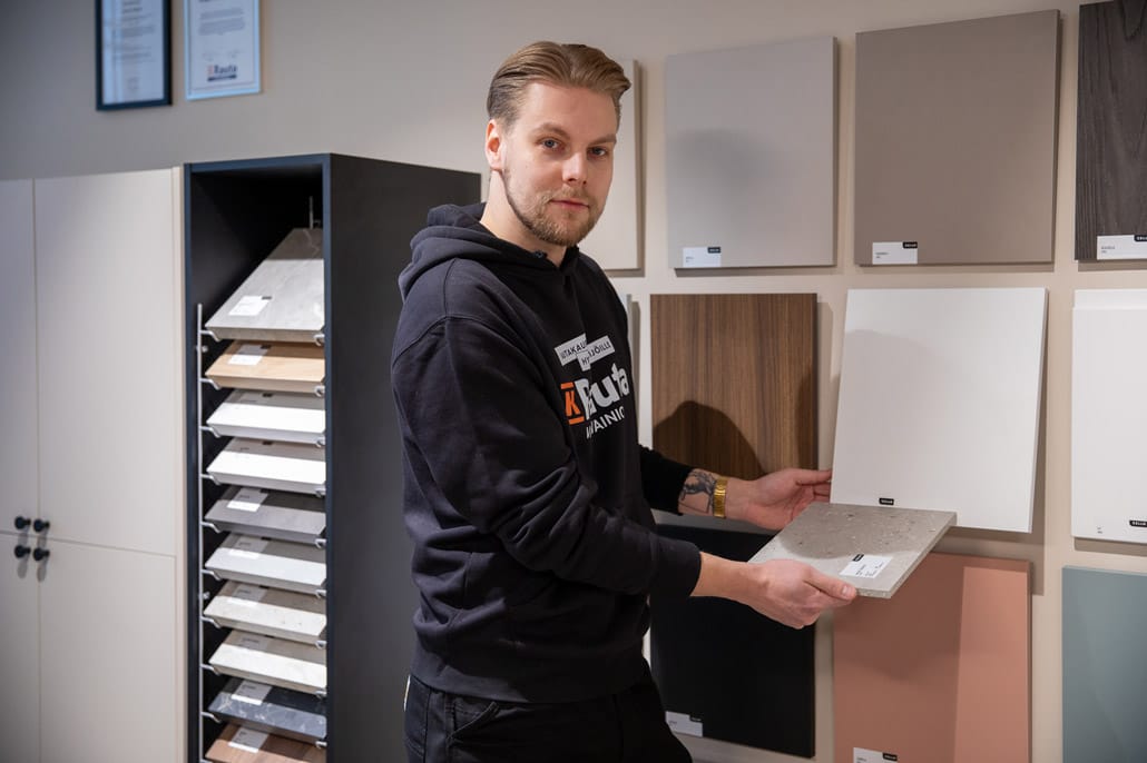 Remonttimestari Joonas esittelee materiaaleja